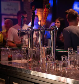 De warme sfeer aan de bar van ’t H@rt
